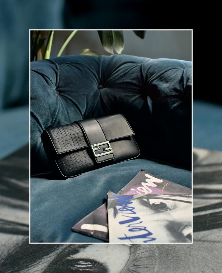 Fendi bolso baguette. Piel negra con logo en relieve. Precio: 2.600€