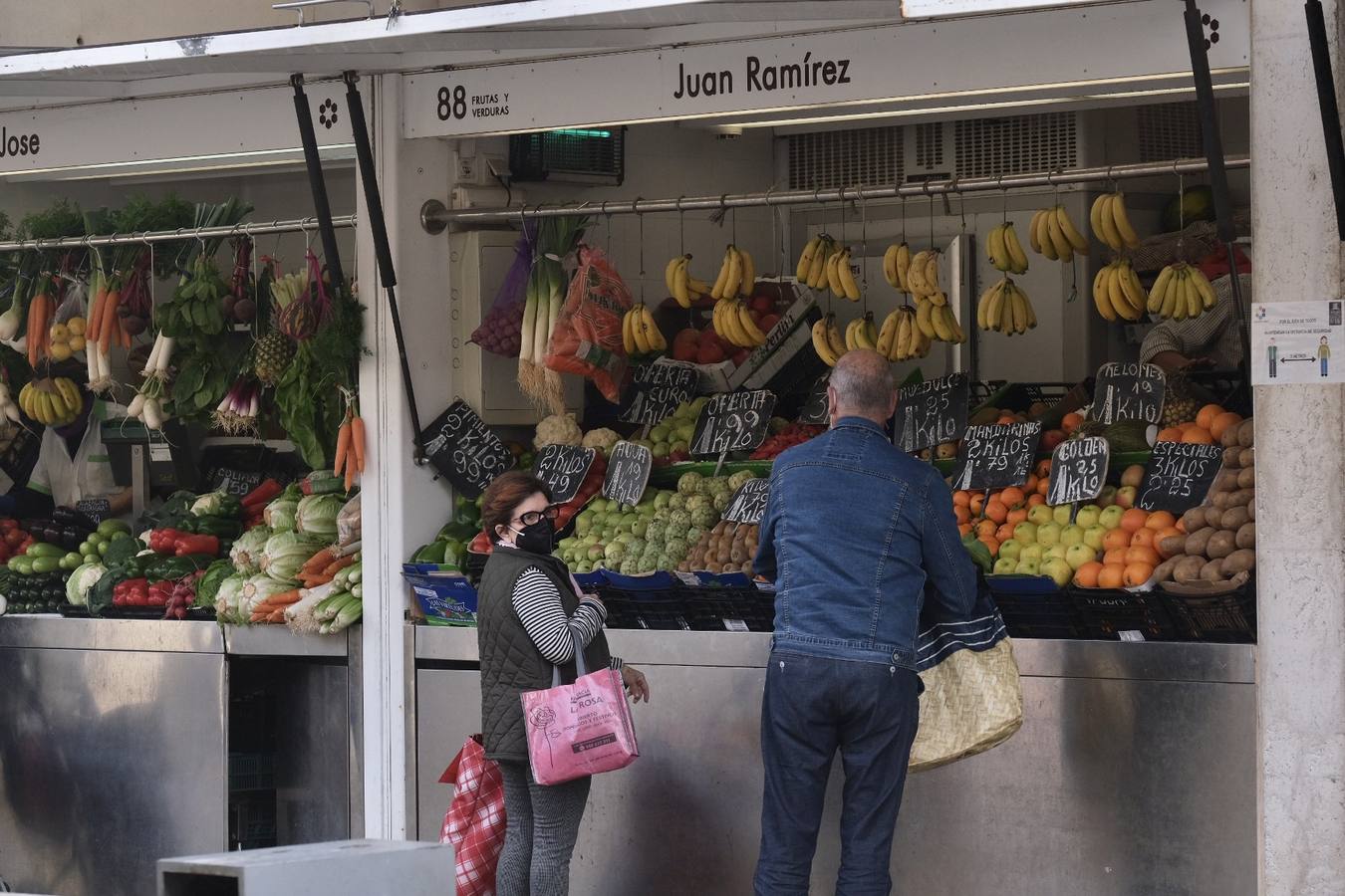 Ambiente en Cádiz las horas previas a la Nochebuena del coronavirus