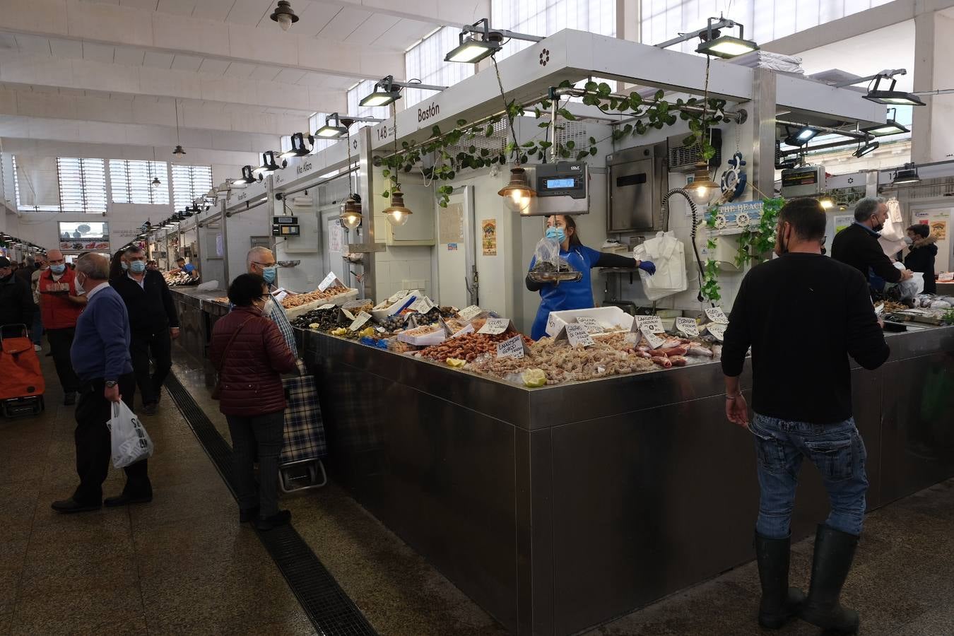 Ambiente en Cádiz las horas previas a la Nochebuena del coronavirus