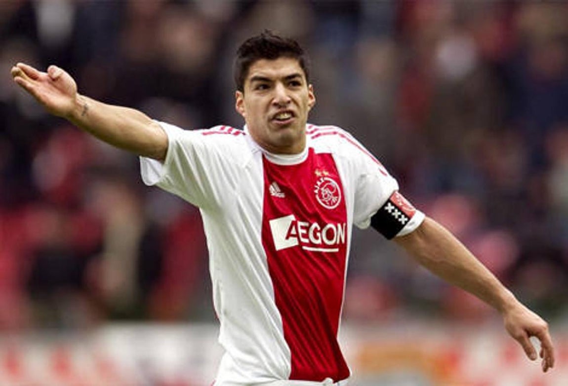 Luis Suárez al Sevilla. Pocos jugadores se escapan al radar de Monchi, director deportivo del Sevilla y responsable de extraordinarias operaciones como las de Dani Alves, Kanouté, Luis Fabiano, Julio Baptista o Seydou Keita. Pues bien, en el mercado de invierno de 2011, el Sevilla puso sus ojos en Luis Suárez para reemplazar precisamente a Luis Fabiano. El delantero, entonces en el Ajax, estaba apalabrado por el conjunto hispalense, pero la demora en la salida del brasileño terminó con Luis Suárez fichando por el Liverpool para sustituir a Fernando Torres, que se había marchado días antes al Chelsea.