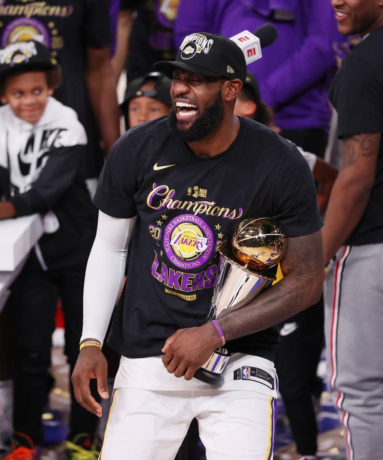 LeBron James. Quizá en el año más especial para la franquicia, por la muerte de Kobe Bryant en enero, Los Ángeles Lakers se proclamaron campeones de la NBA. Un anillo en el nombre de Kobe, que coronó a LeBron James y que permitió a los angelinos empatar con los Celtics en lo más alto del olimpo de la NBA. Fue precisamente el de Akron el protagonista de aquella fiesta, responsable de enterrar una década ominosa de los Lakers. Imparable a lo largo de todas las Finales, fue el unánime MVP.