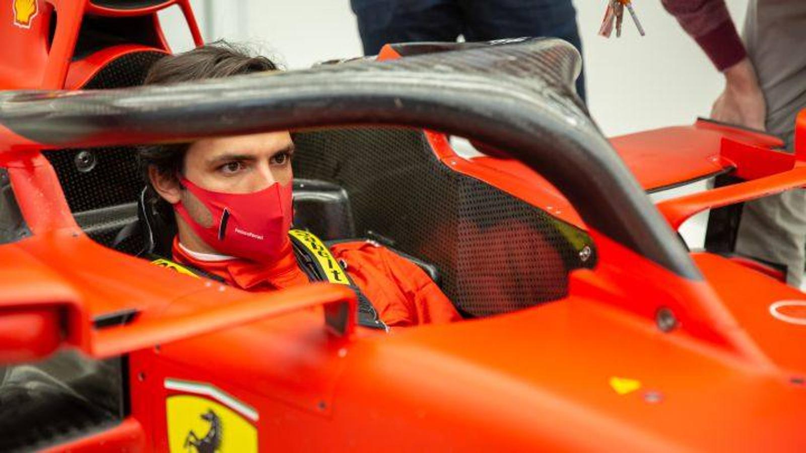 Carlos Sainz Jr.. A mediados de mayo, se confirmó la noticia que ABC había adelantado días antes: Carlos Sainz Jr. fichaba por Ferrari para 2021. En su sexto curso en la Fórmula 1, McLaren (dos), Renault (1) y Toro Rosso (3), el madrileño llega a la cumbre de Ferrari. Será el tercer español en pilotar para la Scuderia después de su ídolo Fernando Alonso (2010-2014) y Alfonso de Portago (cinco carreras entre 1956 y 1957). Aunque no aterriza en el mejor momento de la escudería, es un paso adelante en su carrera y un sueño cumplido: «Ferrari y ganar son dos palabras que van unidas», dijo hace escasos días..