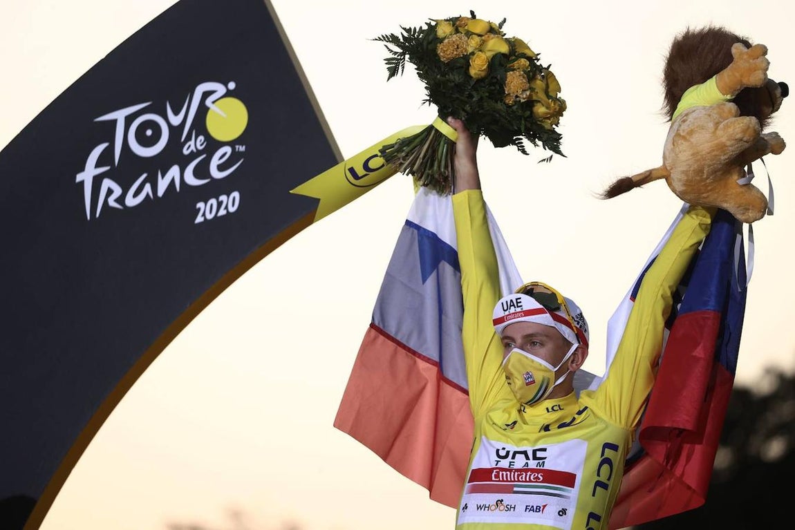 Tadej Pogacar. La gloria y el drama se juntaron en el Tour de Francia en la penúltima etapa, una contrarreloj agónica que deparó un desenlace increíble, inesperado, maravilloso cuando se habla de deporte y de emociones. Tadej Pogacar, el joven esloveno de 21 años, desbancó a su compatriota Primoz Roglic, líder del Tour durante dos semanas y gran favorito a la victoria este domingo en París. Más tarde, Pogacar se acabaría proclamando campeón del Tour, erigiéndose como el segundo ganador más joven del la historia. «Solo quería correr el Tour, cómo imaginar ganarlo», diría entonces. Era el 20 de septiembre; había nacido una estrella.