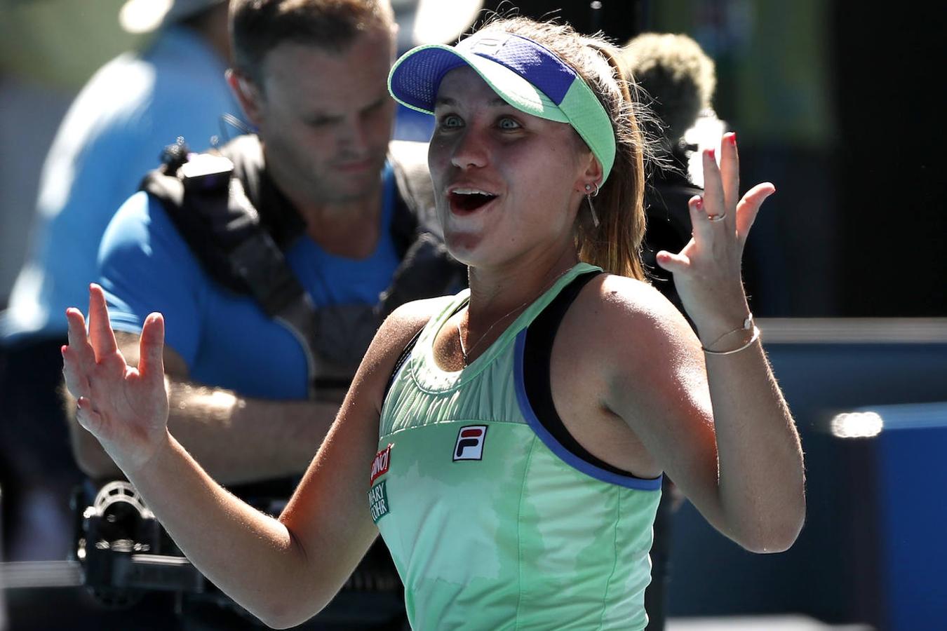 Sofia Kenin. Sofia Kenin conquistó a finales de enero el Abierto de Australia, el primer Grand Slam para la joven tenista estadounidense de origen ruso. Lo hizo ante Garbiñe Muguruza en la final, con tan solo 21 años. Un torneo, el de enero, en el que superó a rivales a priori favoritas como Coco Gauff o Ashleigh Barty. Tan buenos resultados obtenía Kenin en categorías inferiores, que comenzó a jugar torneos sub 10 con solo siete años. Y de ahí, a compartir fotos y partidos de exhibición con John McEnroe, Kim Clijsters o pareja de dobles con Jim Courier. Una carrera que seguro que dará mucho que hablar en los próximos años.