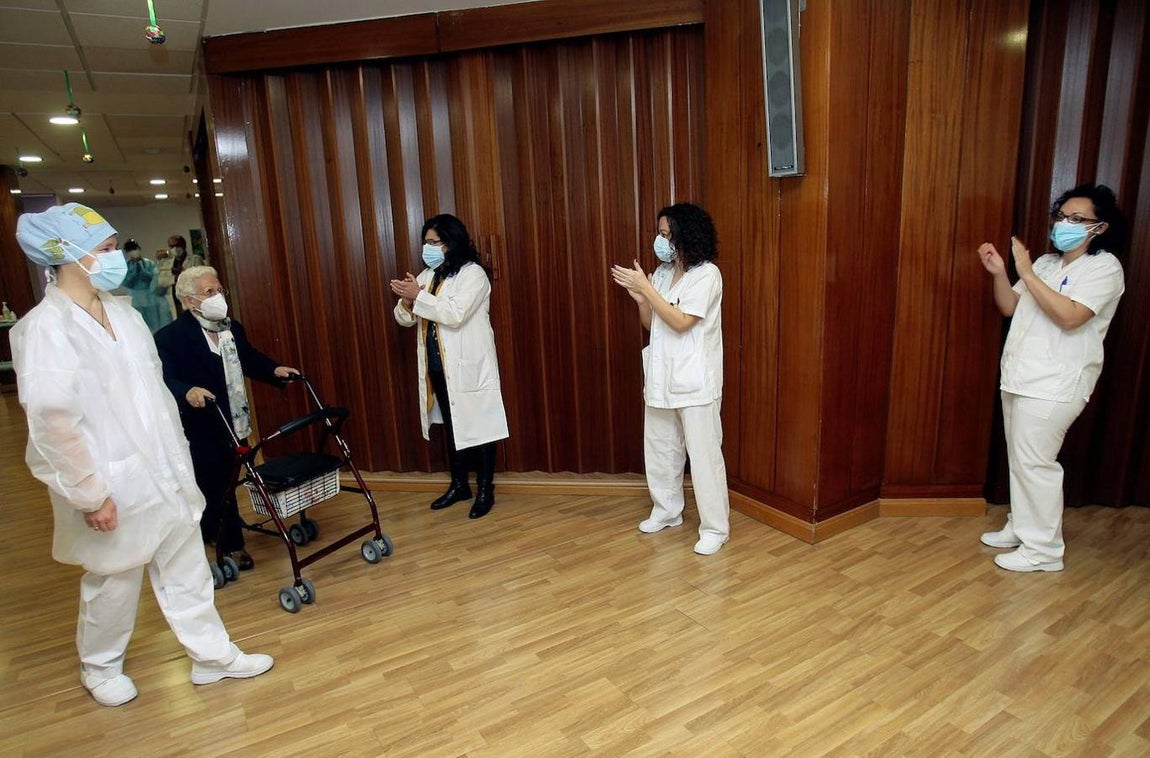 Las enfermeras reciben con un aplauso a Araceli Hidalgo. 