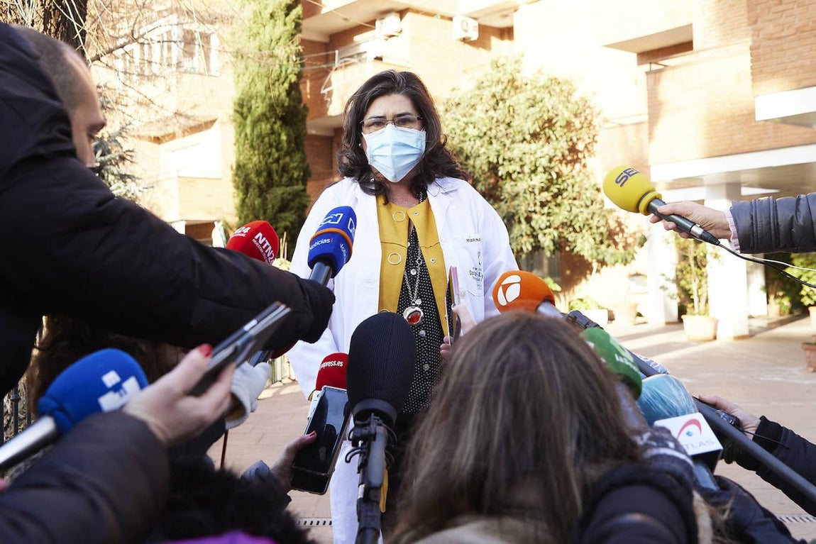 La directora de la residencia Los Olmos, Marina Vadillo, ofrece declaraciones a los medios de comunicación. 