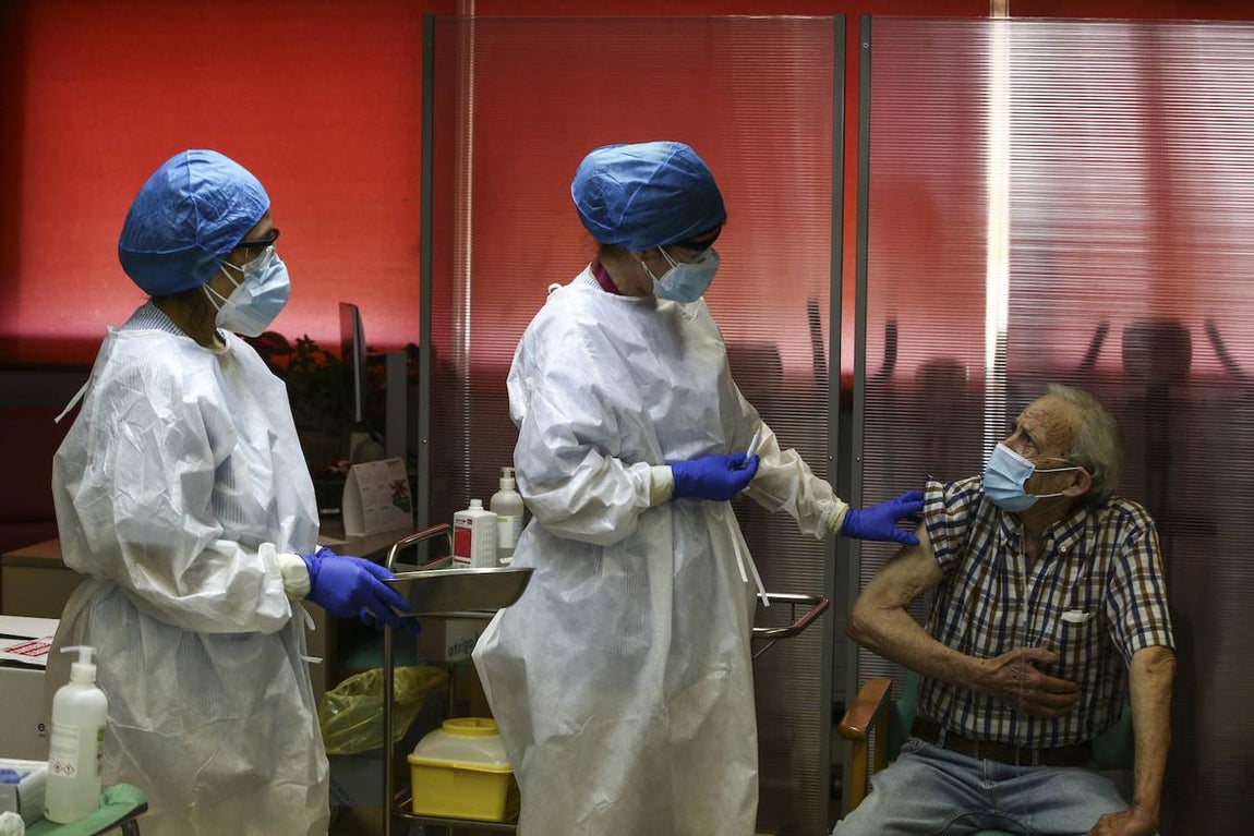 Vallecano desde los 4 años, Nicanor vive en la residencia con su mujer desde hace dos; ella todavía no es una de las elegidas, pues tiene que superar ciertos problemas de alergia. 