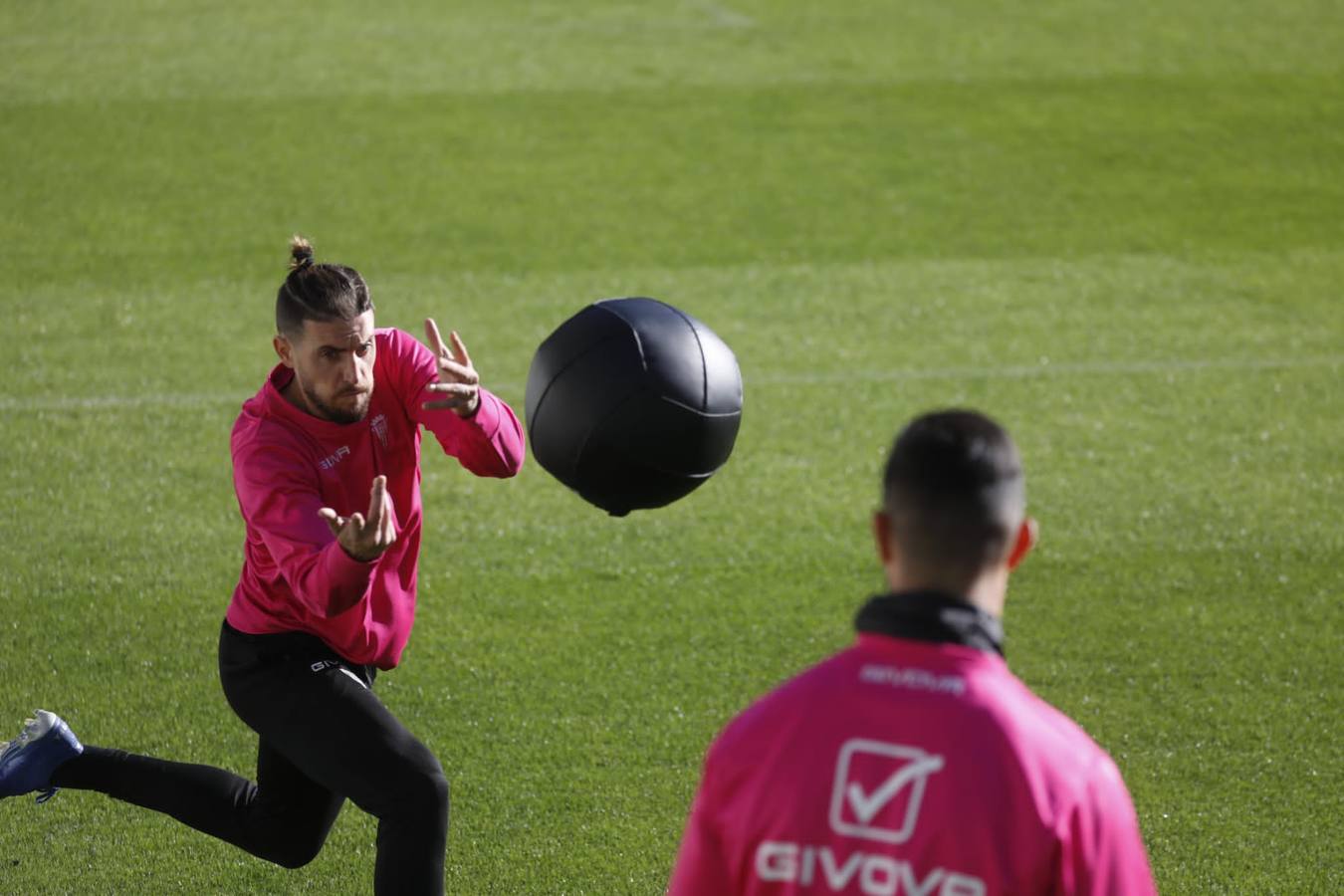 El regreso del Córdoba CF tras el parón navideño, en imágenes