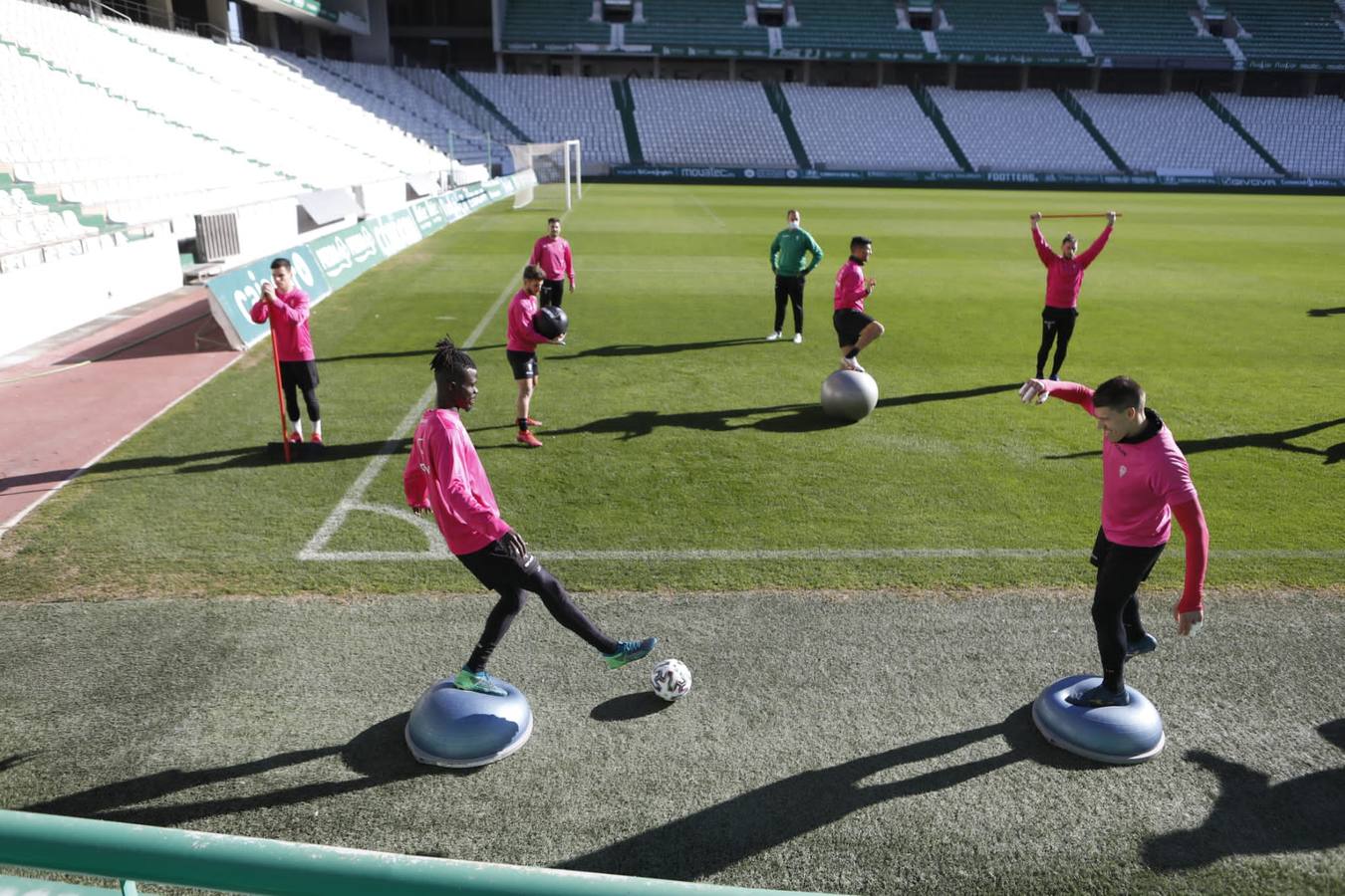 El regreso del Córdoba CF tras el parón navideño, en imágenes