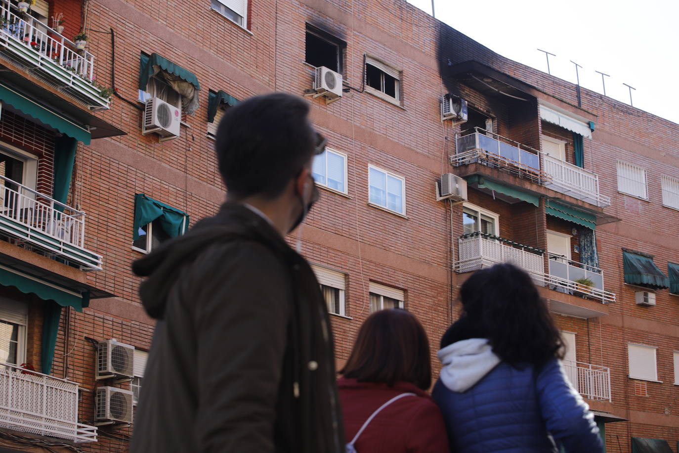 En imágenes, el piso incendiado donde ha muerto una anciana en Córdoba