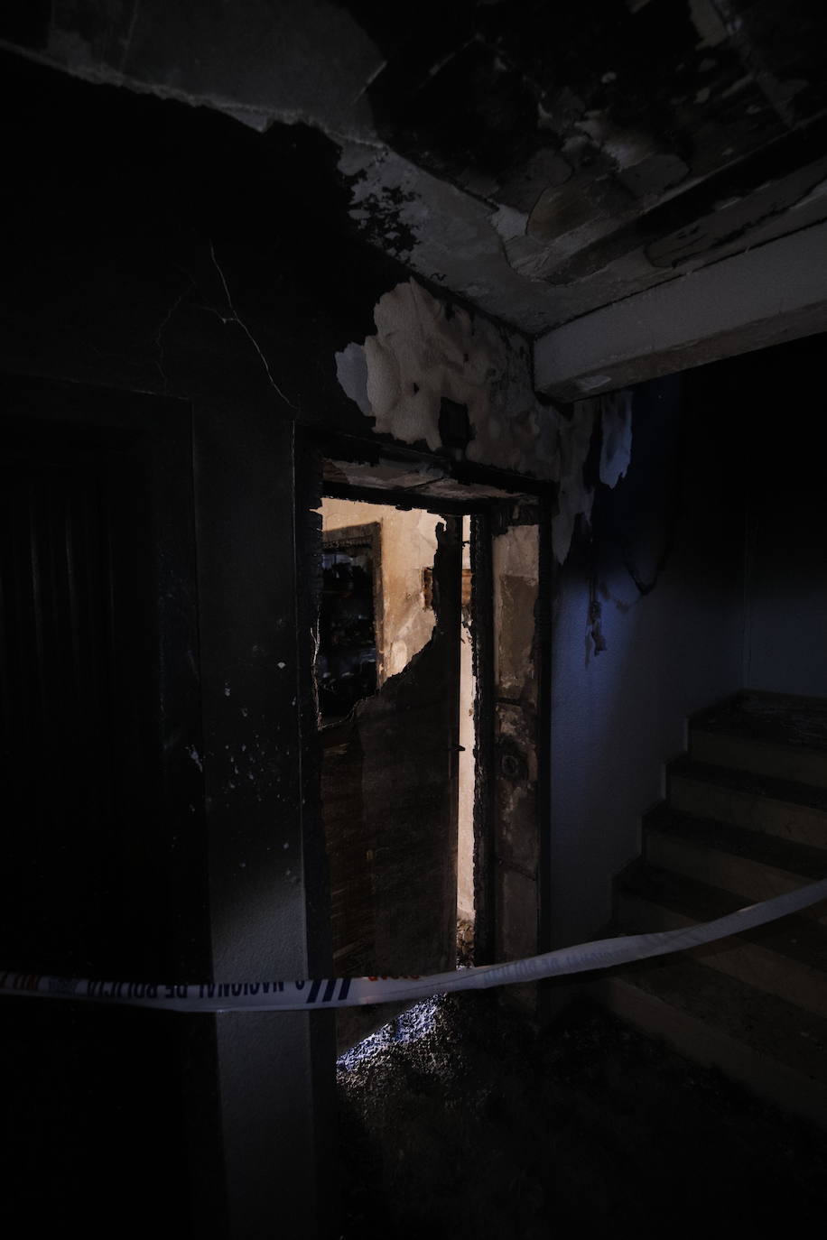 En imágenes, el piso incendiado donde ha muerto una anciana en Córdoba