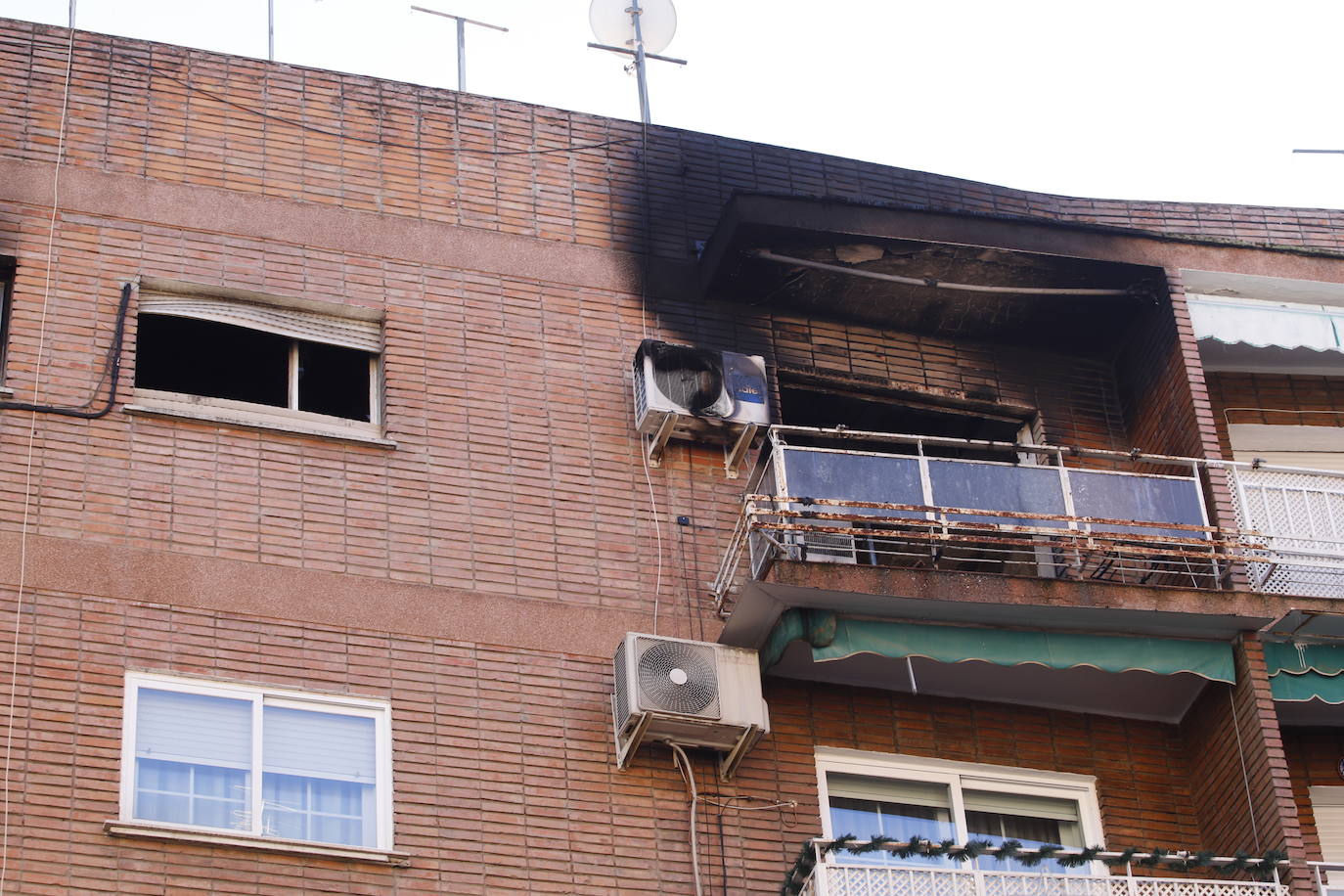 En imágenes, el piso incendiado donde ha muerto una anciana en Córdoba