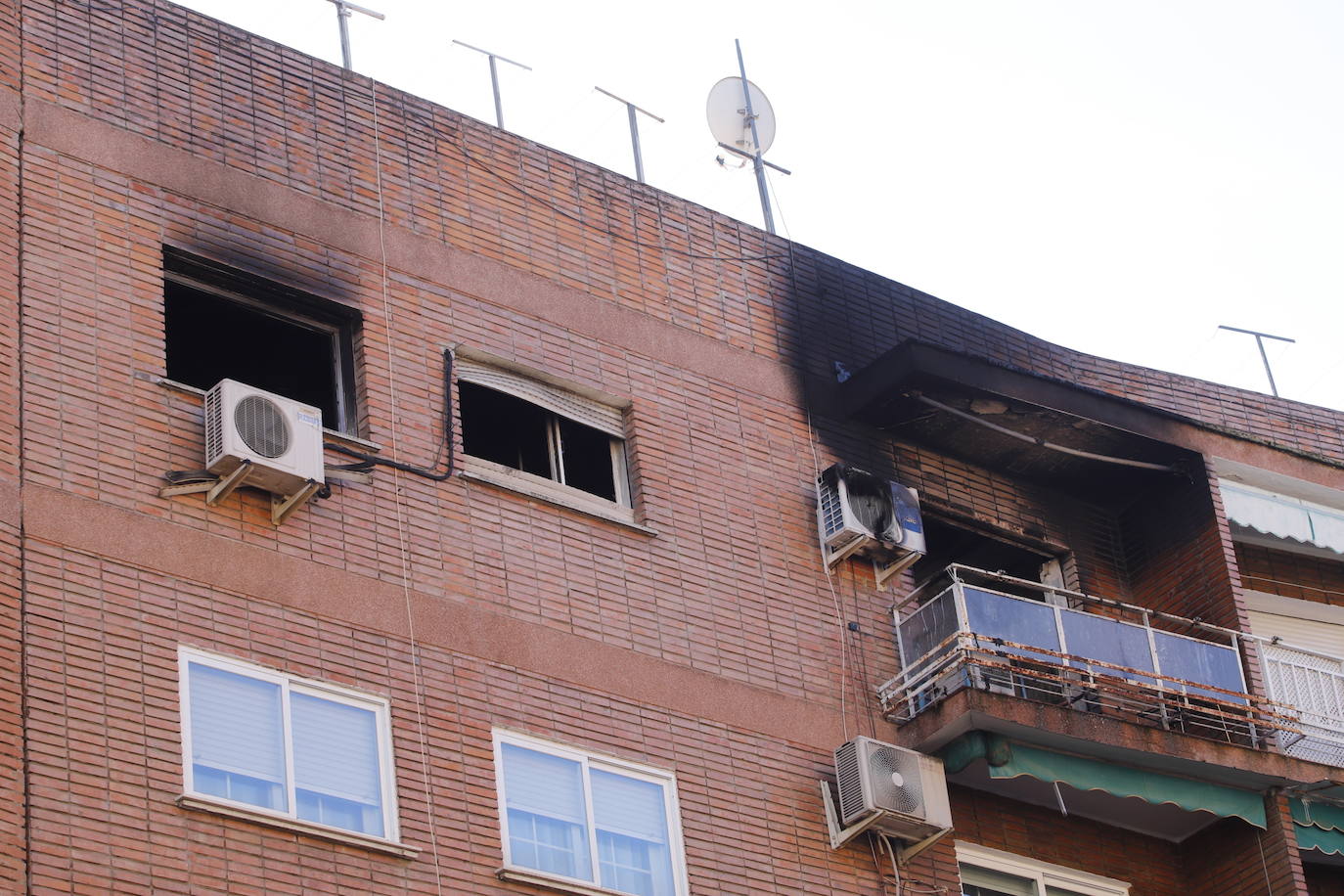 En imágenes, el piso incendiado donde ha muerto una anciana en Córdoba