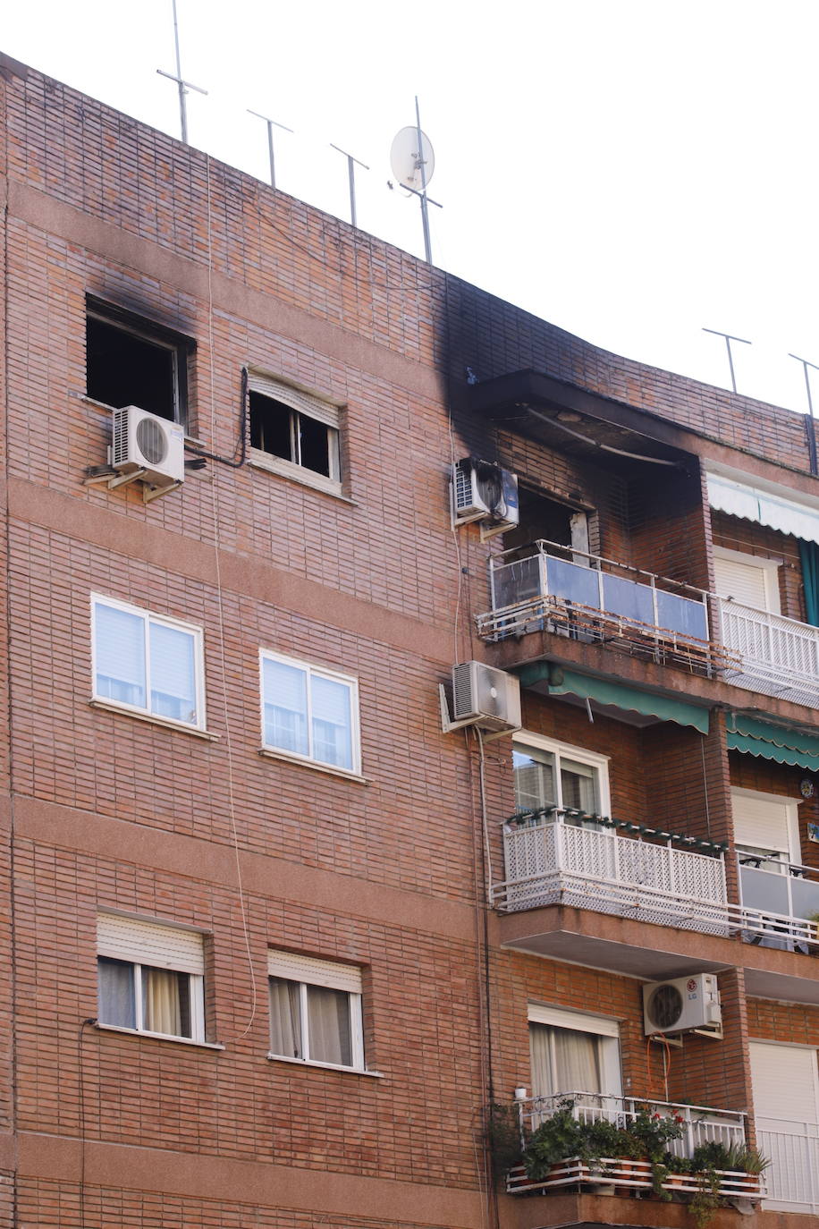 En imágenes, el piso incendiado donde ha muerto una anciana en Córdoba