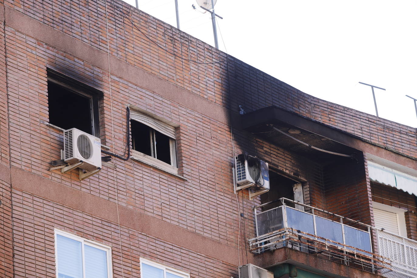 En imágenes, el piso incendiado donde ha muerto una anciana en Córdoba