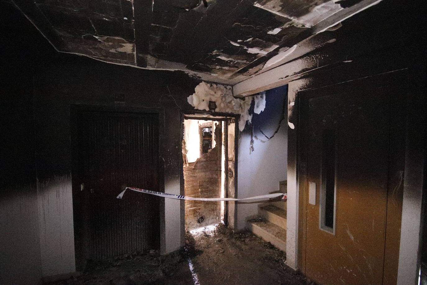 En imágenes, el piso incendiado donde ha muerto una anciana en Córdoba