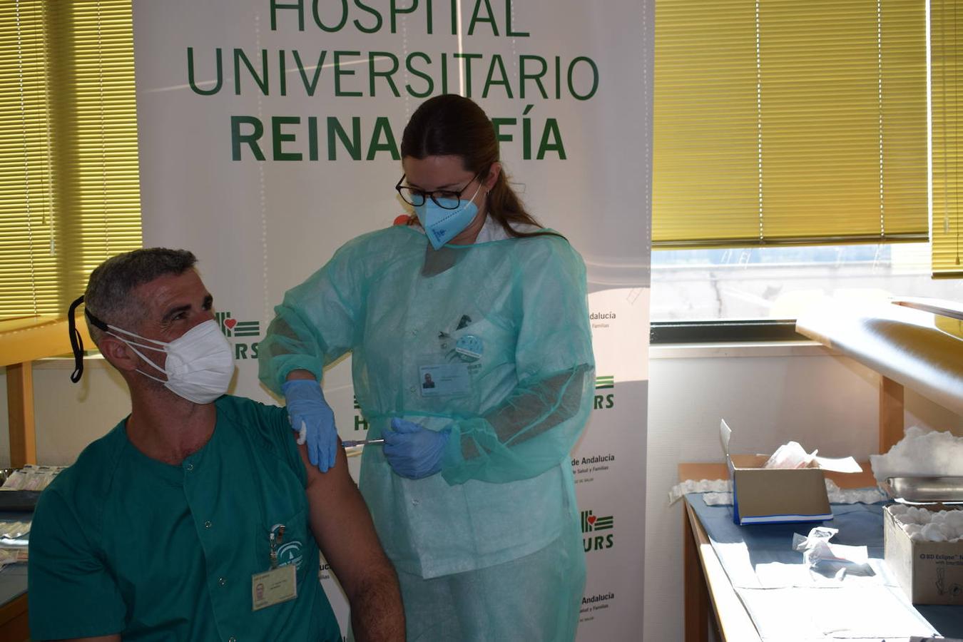 Llegan las vacunas | Los primeros inmunizados en el Reina Sofía de Córdoba: «Animamos a todos a hacerlo»