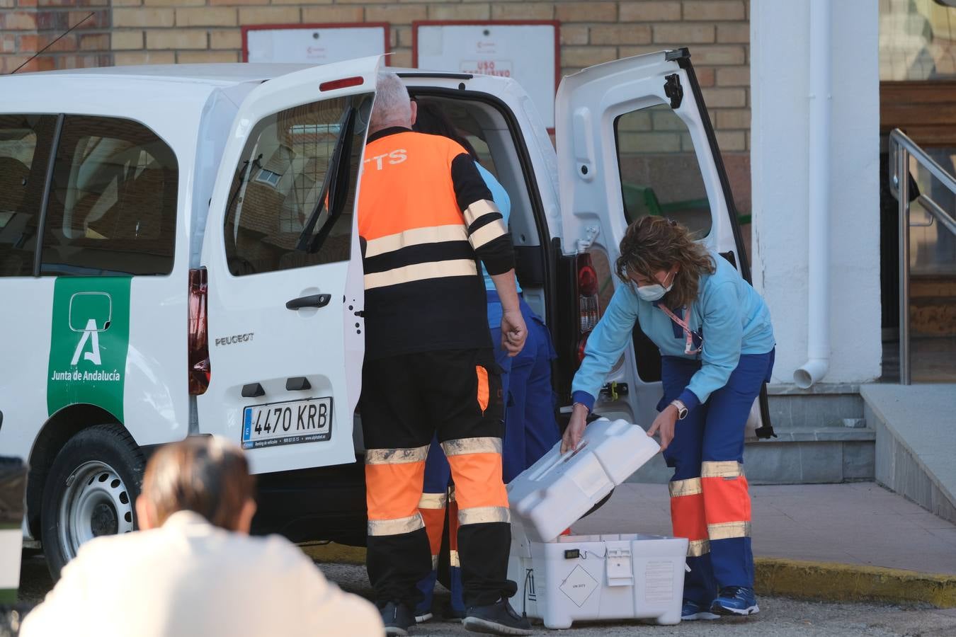 FOTOS: Las vacunas contra el Covid-19 se recogen en la provincia de Cádiz