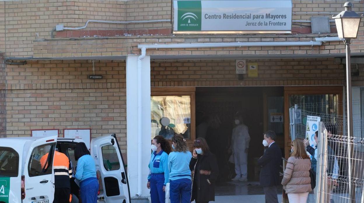 FOTOS: Las vacunas contra el Covid-19 se recogen en la provincia de Cádiz