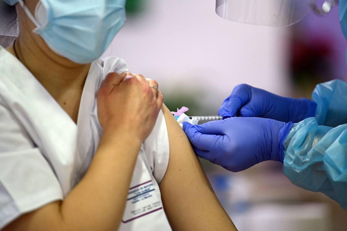 La auxiliar durante el suministro de la primera dosis de la vacuna contra el coronavirus. 