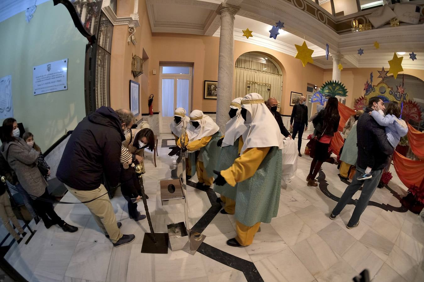 Fotogalería: Colas para entregar la carta a los Reyes Magos en el Ateneo de Sevilla