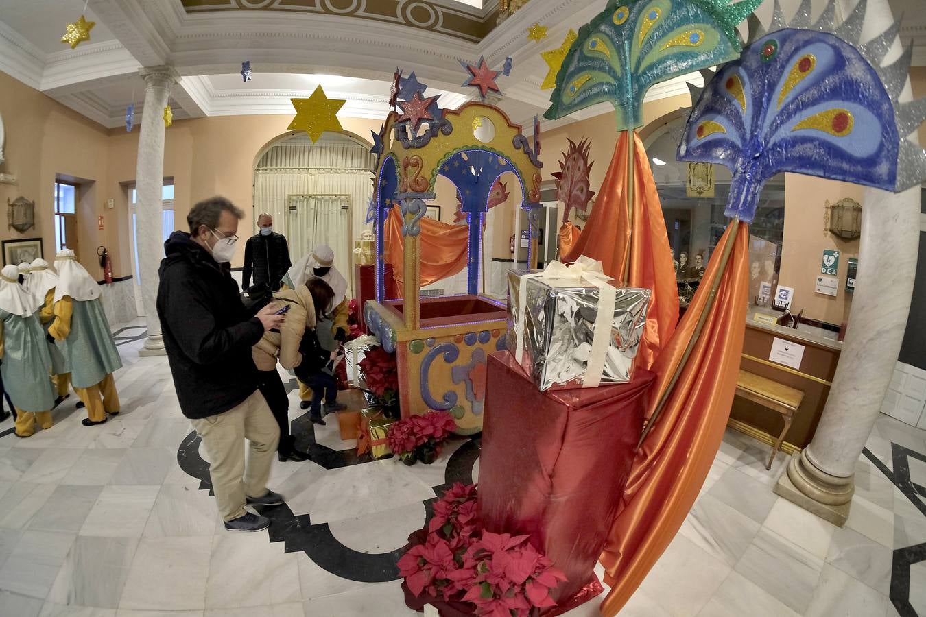 Fotogalería: Colas para entregar la carta a los Reyes Magos en el Ateneo de Sevilla