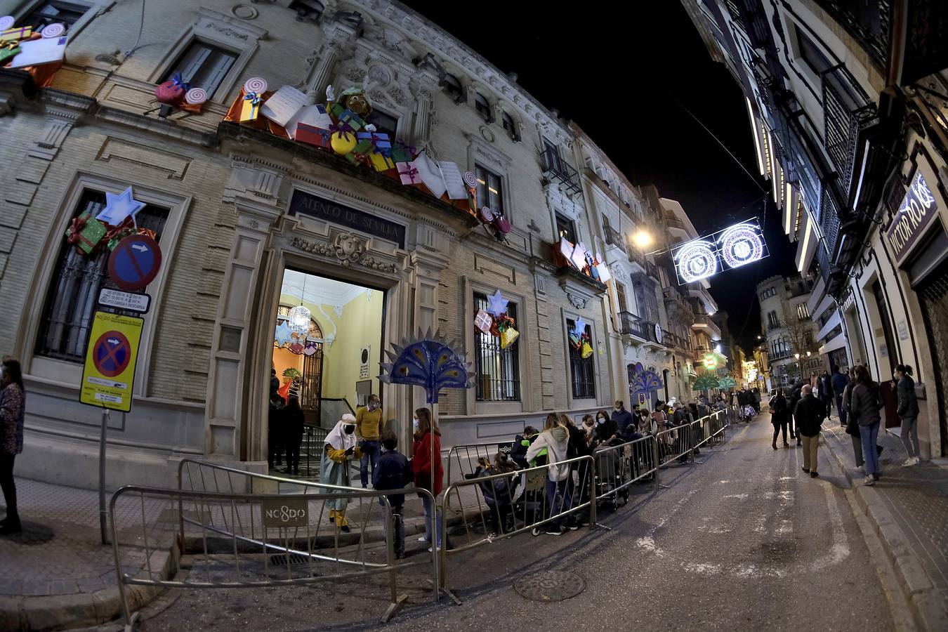 Fotogalería: Colas para entregar la carta a los Reyes Magos en el Ateneo de Sevilla