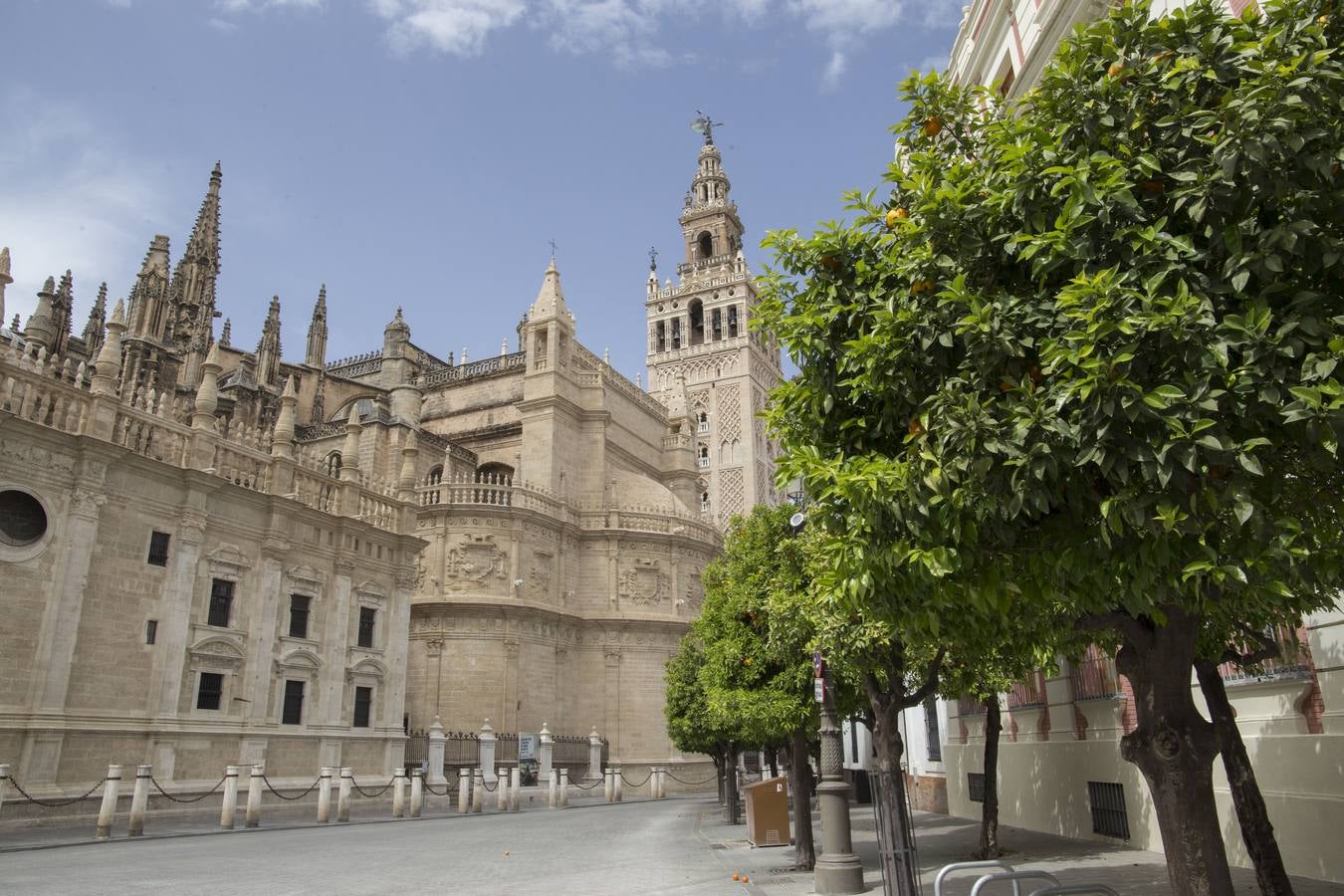 Monumentos de la ciudad completamente vacíos durante el estado de alarma