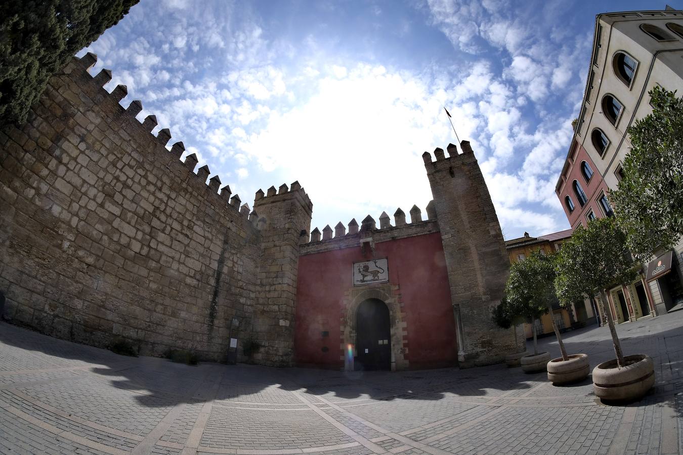 Monumentos de la ciudad completamente vacíos durante el estado de alarma