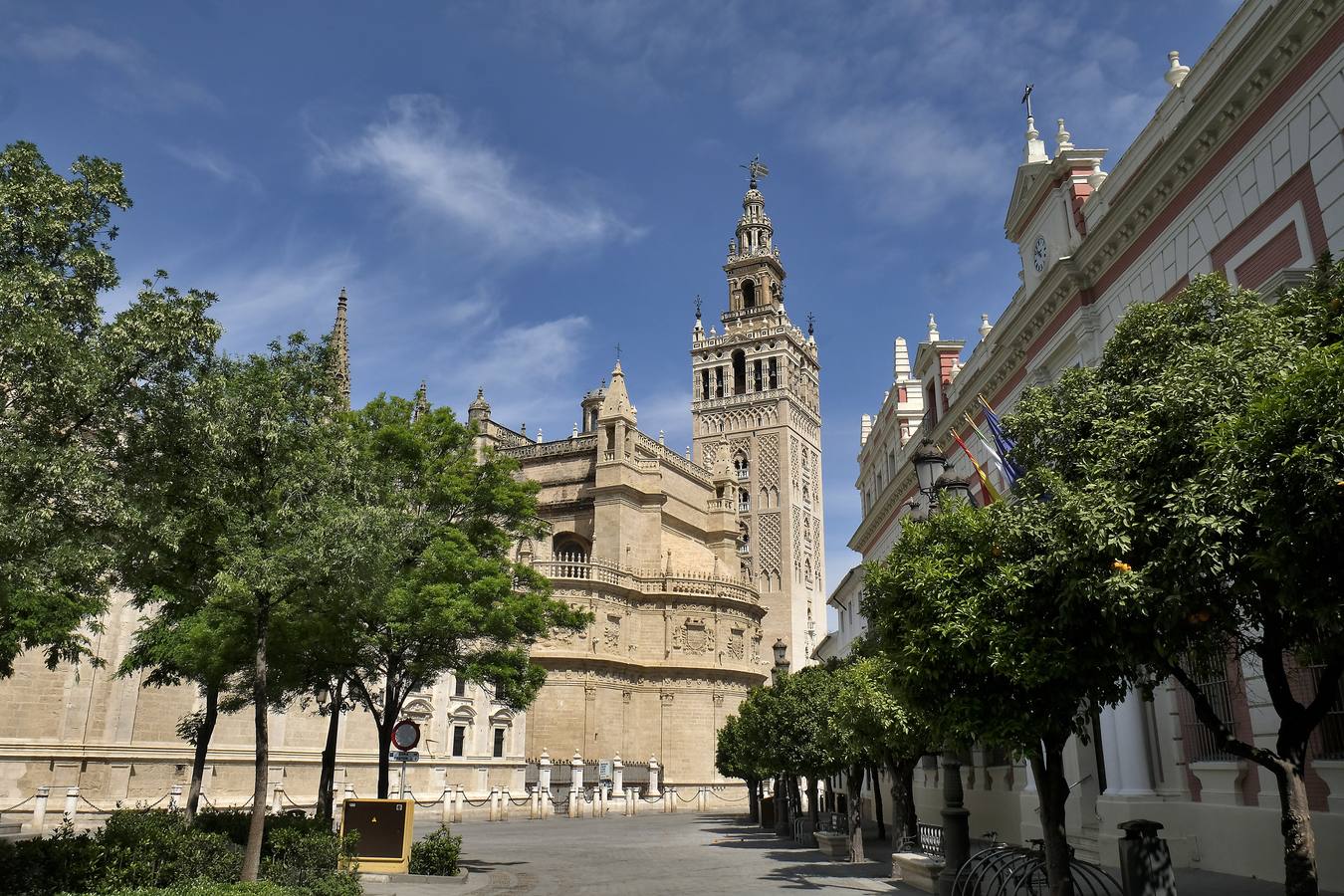 Monumentos de la ciudad completamente vacíos durante el estado de alarma