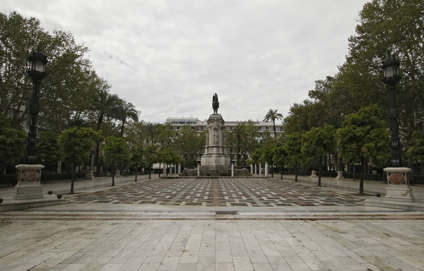 Monumentos de la ciudad completamente vacíos durante el estado de alarma