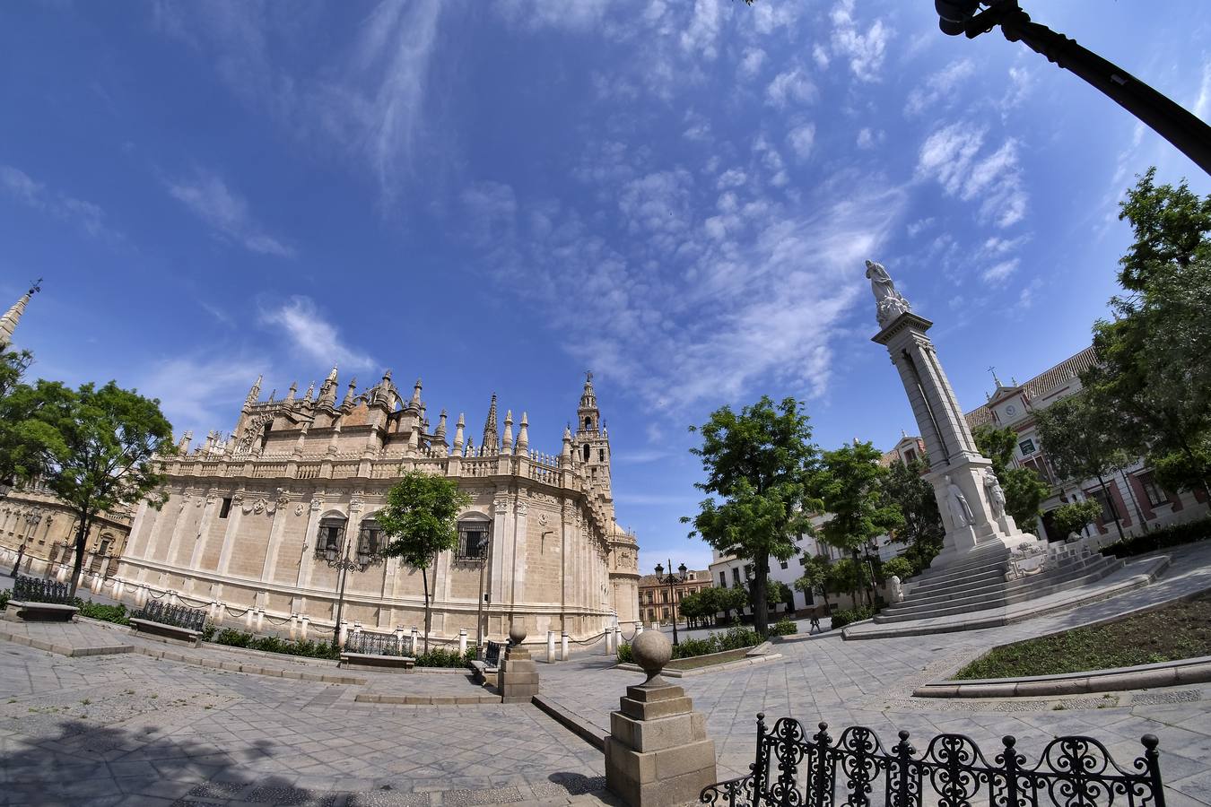 Monumentos de la ciudad completamente vacíos durante el estado de alarma