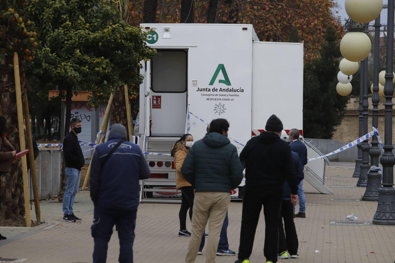 El cribado masivo por coronavirus en el Paseo de la Victoria, en imágenes