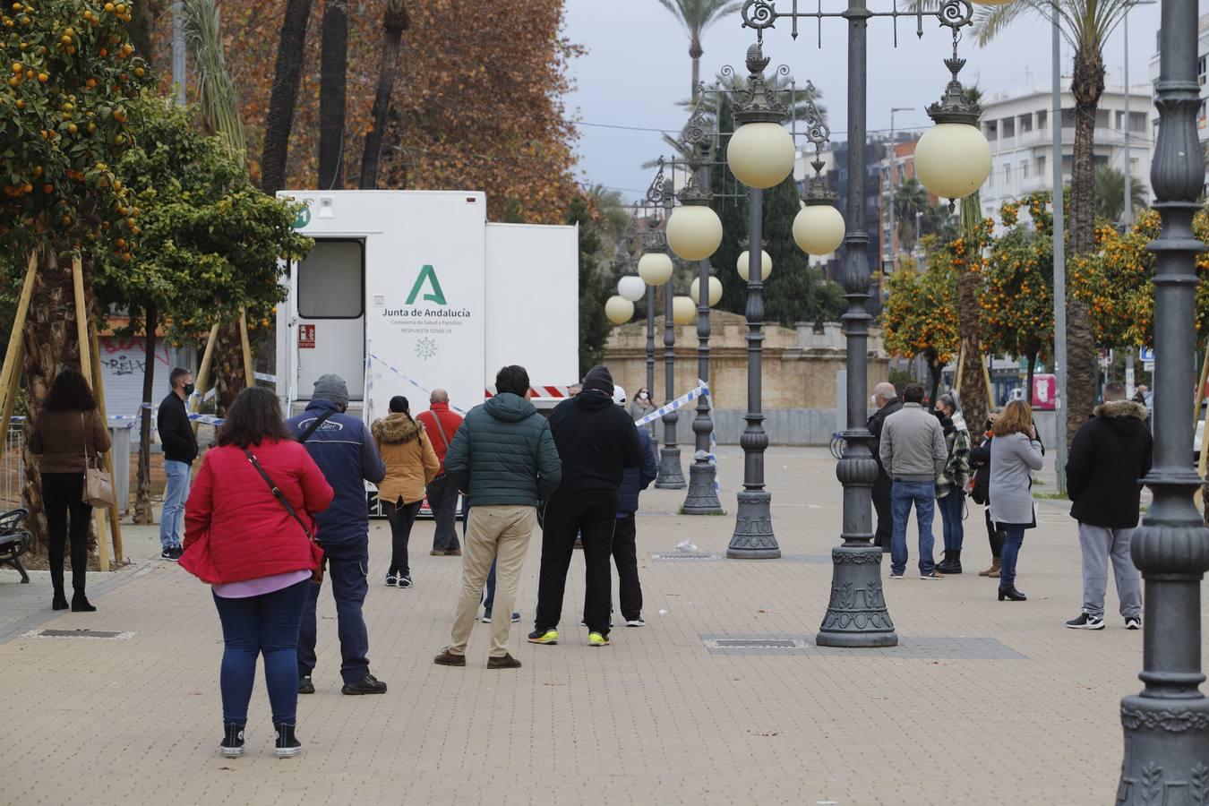 El cribado masivo por coronavirus en el Paseo de la Victoria, en imágenes