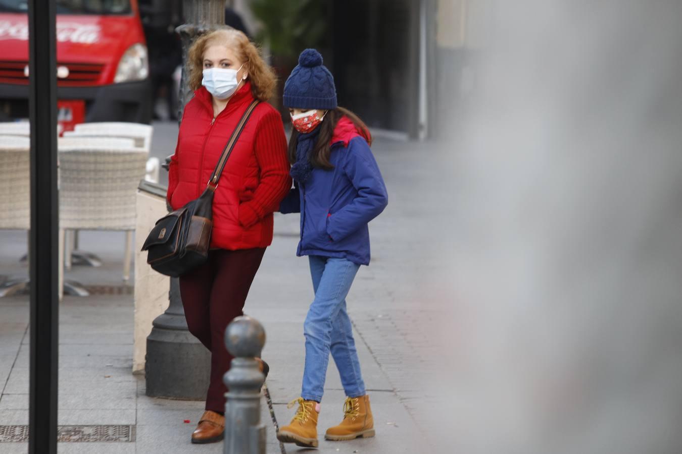 El frío invernal en las calles de Córdoba, en imágenes