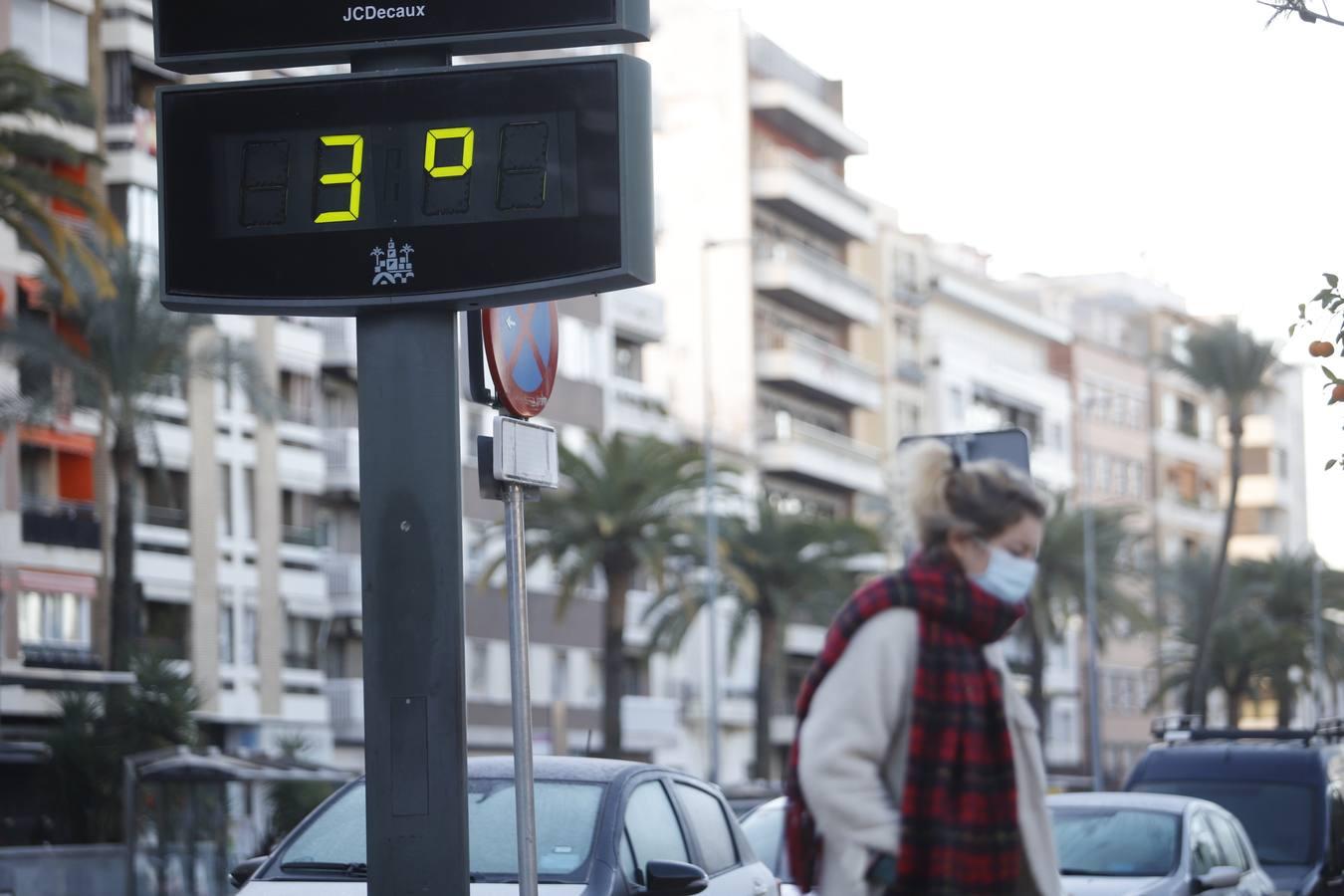 El frío invernal en las calles de Córdoba, en imágenes