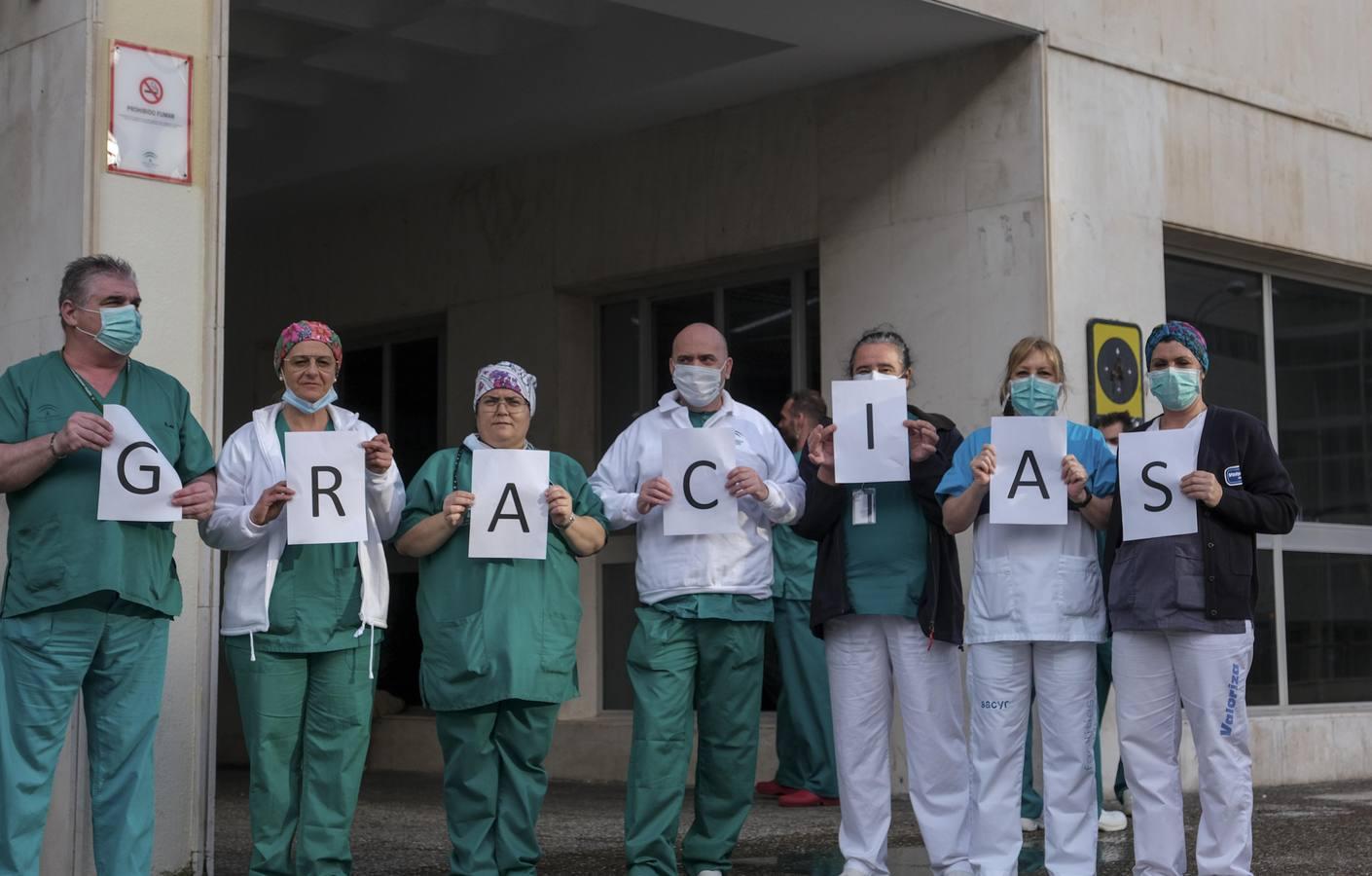 14 de abril. Los sanitarios han sido los grandes protagonistas de la crisis sanitaria. Ellos han agradecido el aplauso que a las ocho de la tarde se les tributaba desde el balcón. Con la idea de dar las gracias salieron con estos carteles a la entrada del Puerta del Mar.