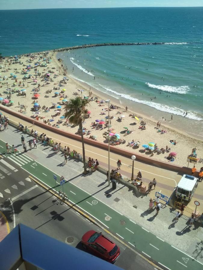 7 de junio. Una imagen nunca vista en las playas de Cádiz. Controles de acceso porque la crisis del coronavirus ha obligado a limitar el aforo. En el verano de 2020 pudieron verse colas para acceder a las playas de la provincia y avisos por internet sobre el aforo que tenían en cada momento los arenales.