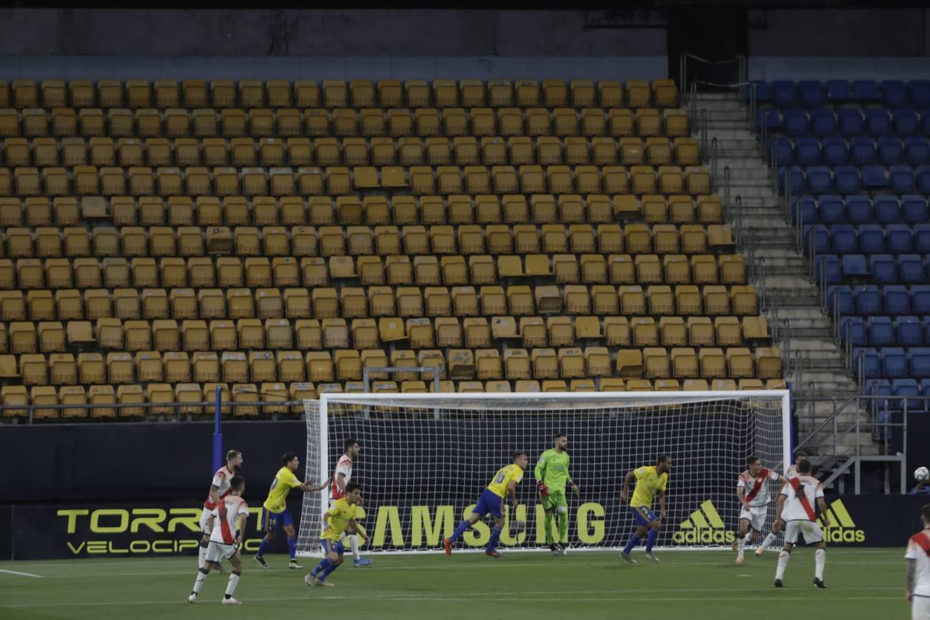 14 de junio.. El fútbol volvía en junio pero sin aficionados, con gradas vacías y un silencio atronador solo roto por los lances del juego y por las voces de los entrenadores. La imagen del Carranza estremecía.