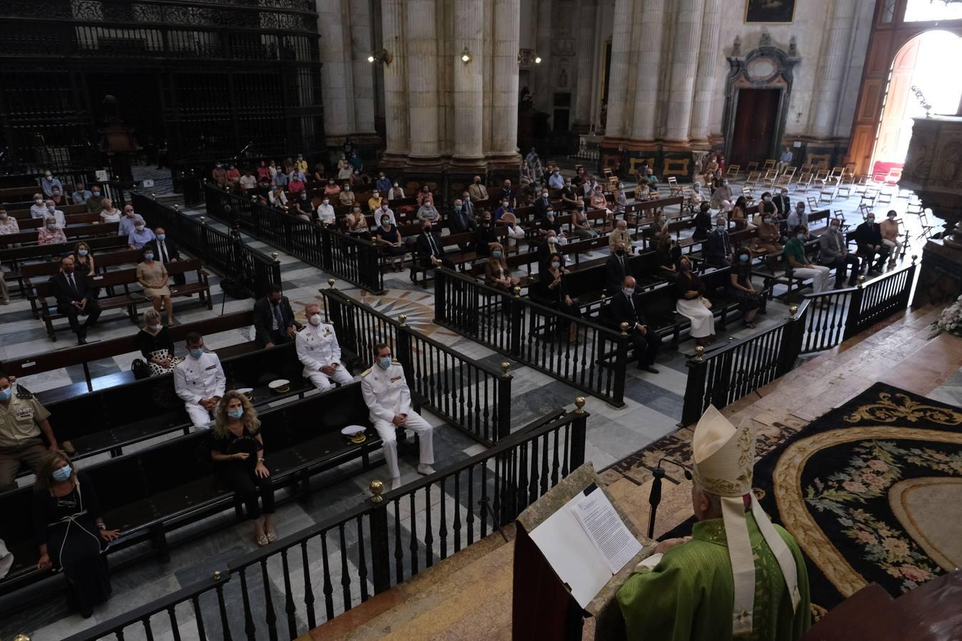 26 de julio. El obispo de Cádiz, Rafael Zornoza, celebró una misa de homenaje a las víctimas del coronavirus, en consonancia con otras diócesis. Kichi fue el gran ausente de la celebración.