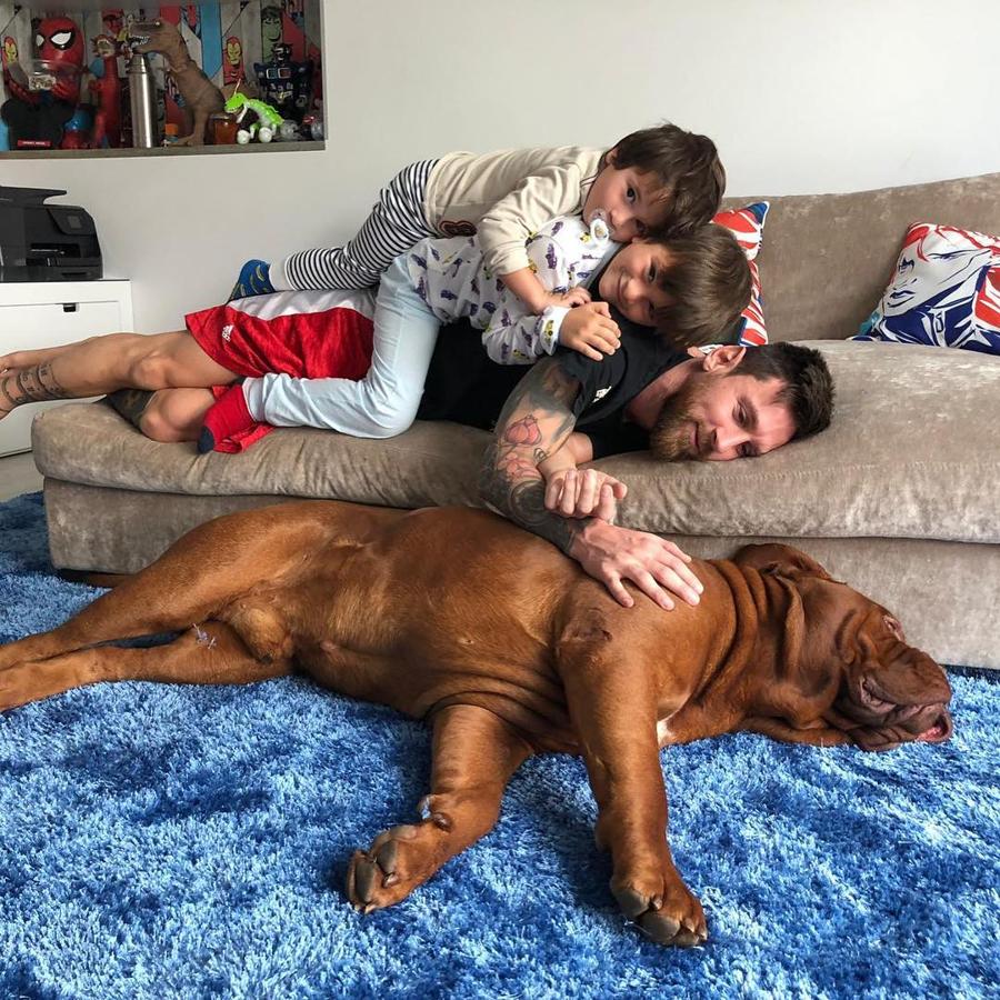 La mansión de Messi en Barcelona. Con tres niños pequeños en casa el confort resulta clave, por eso no faltan las alfombras, mullidos sofás, cojines XXL…