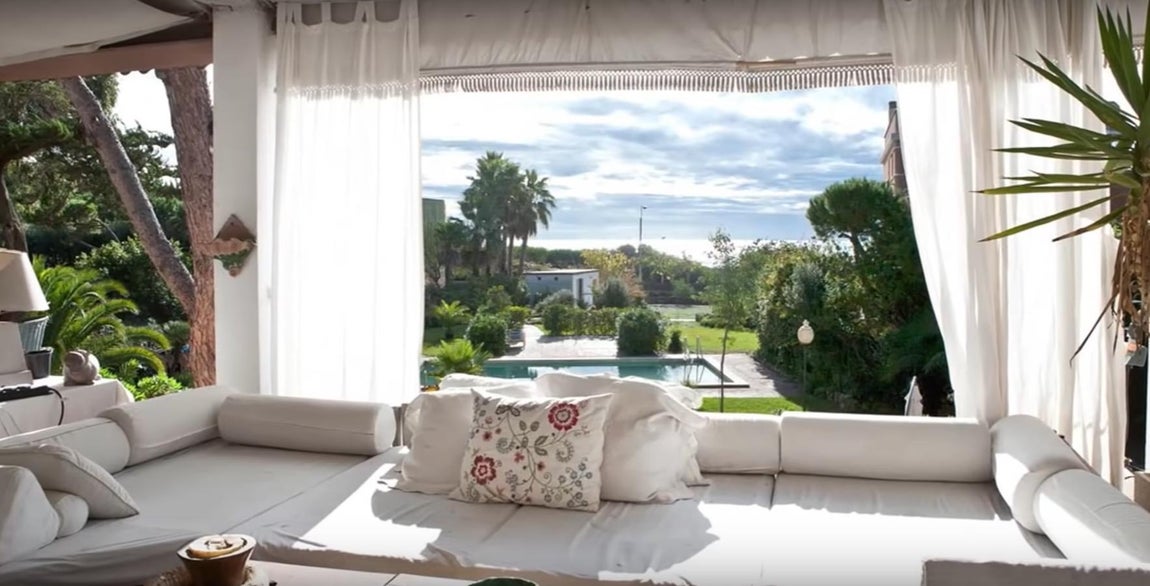 La mansión de Messi en Barcelona. Otro de los puntos clave son las terrazas, decoradas bajo un aire minimal que le atriubuyen un acabado vanguardista además de ser muy prácticas.