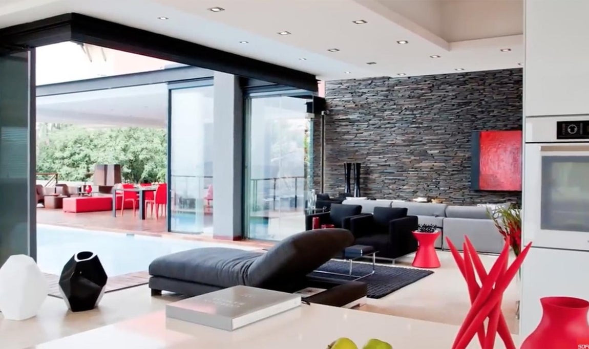 La mansión de Messi en Barcelona. Con el fin de evitar problemas con los vecinos colindantes, decidió adquirir también la casa de al lado para asegurarse mayor intimidad. En la imagen vemos como posee otra piscina que se comunica con uno de los salones, más vanguardista.