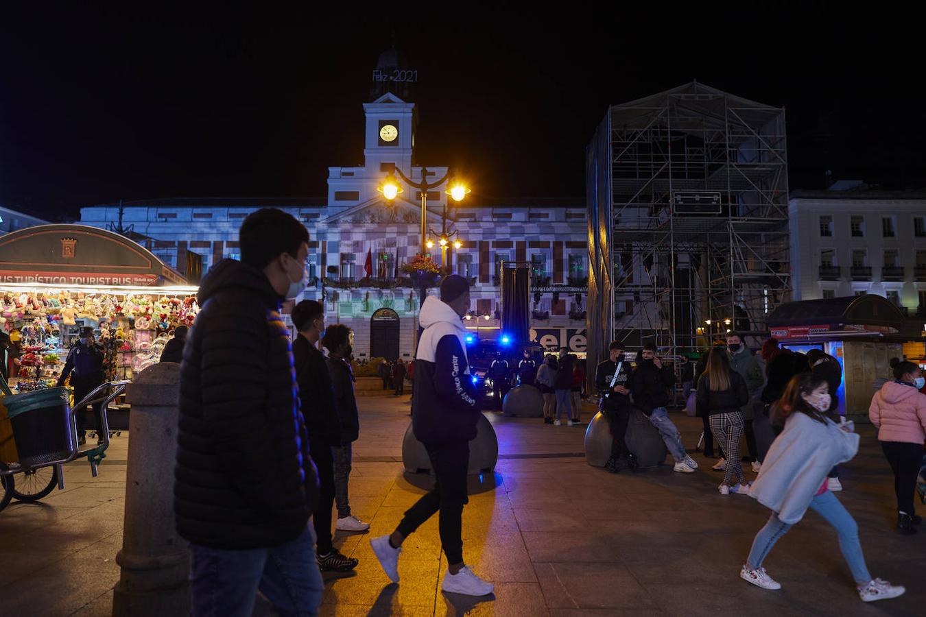 Algunos jóvenes aprovecharon para hacer algunas compras o pasear por Sol antes del cierre. 