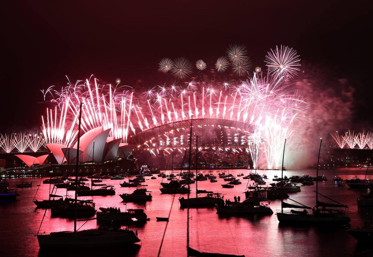Fuegos artificiales sobre los icónicos Puente Harbour y Casa de la Ópera en Sydney (Australia) para celebrar la llegada del Año Nuevo.. 