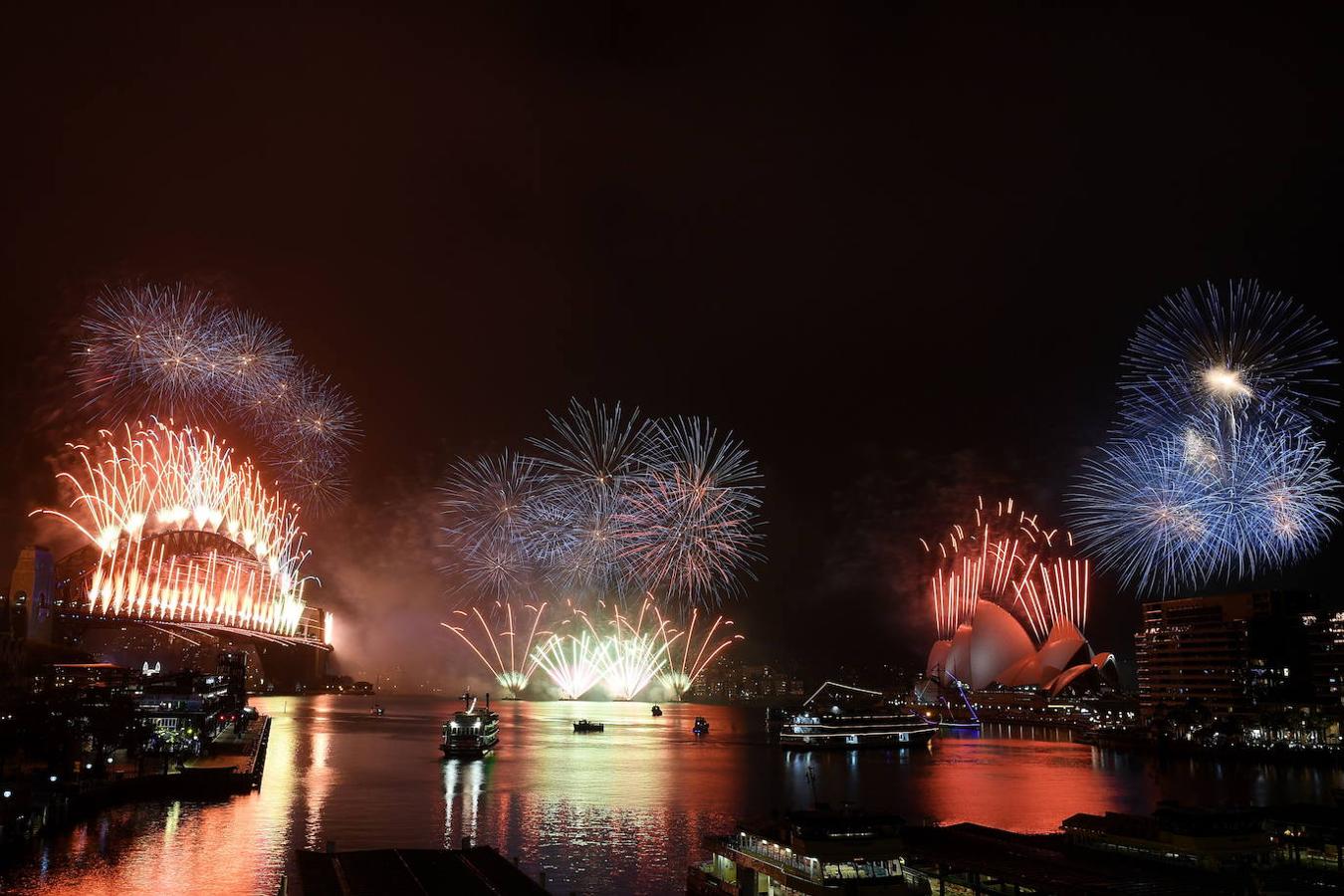 Vista general del espectáculo de fuegos artificiales en Sydney (Australia).. 