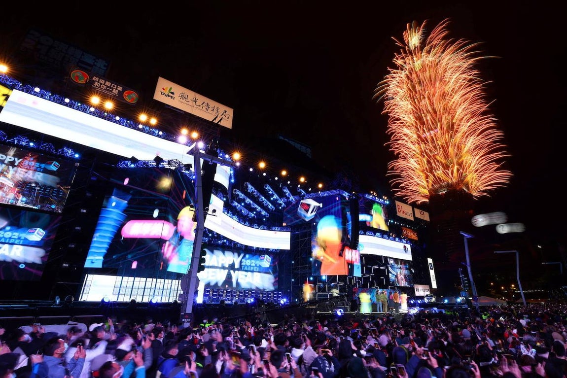 La multitud mira los fuegos artificiales que salen del rascacielos Taipei 101, en la capital taiwanesa.. 