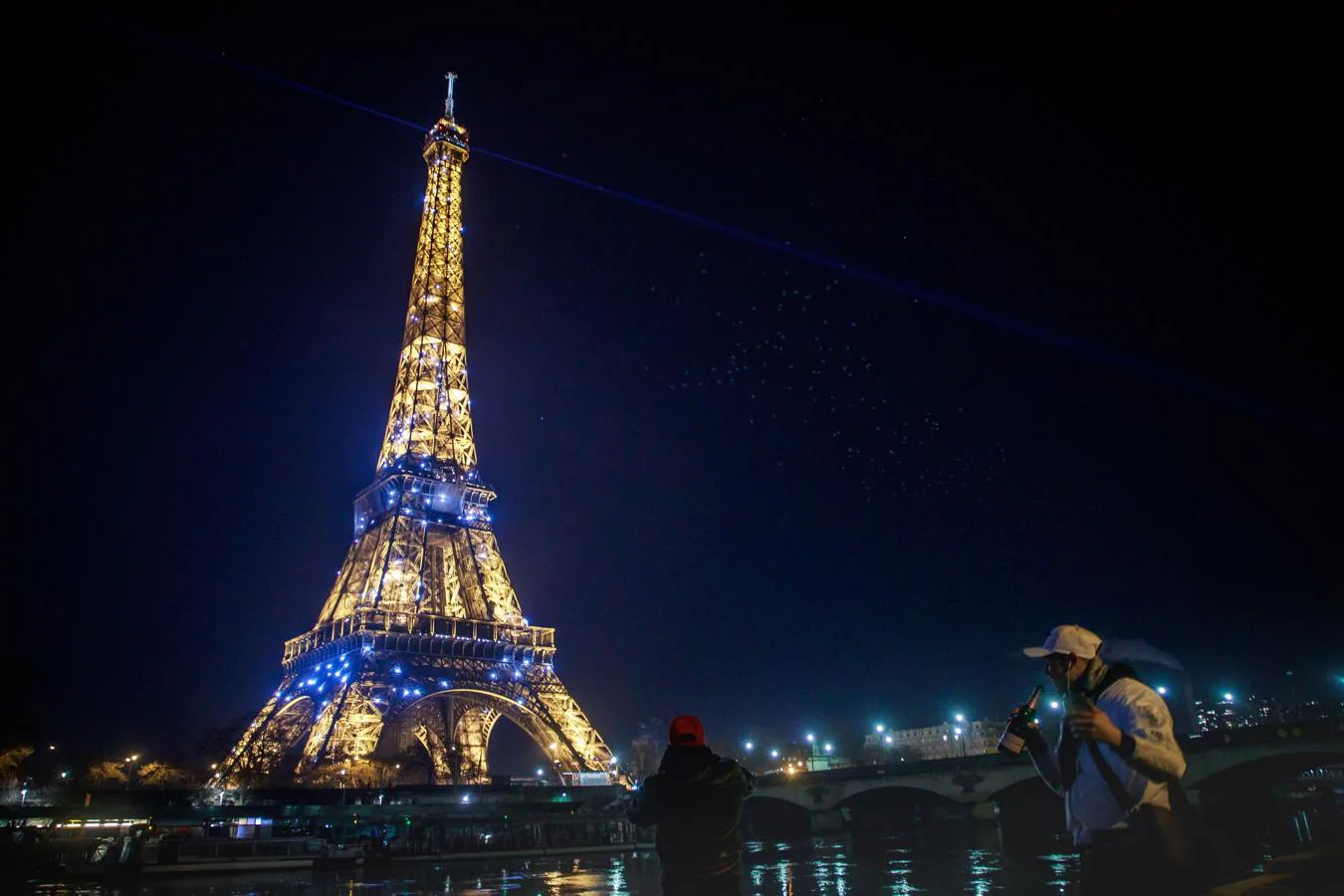 La Torre Eiffel, iluminada para dar la bienvenida al 2021. 