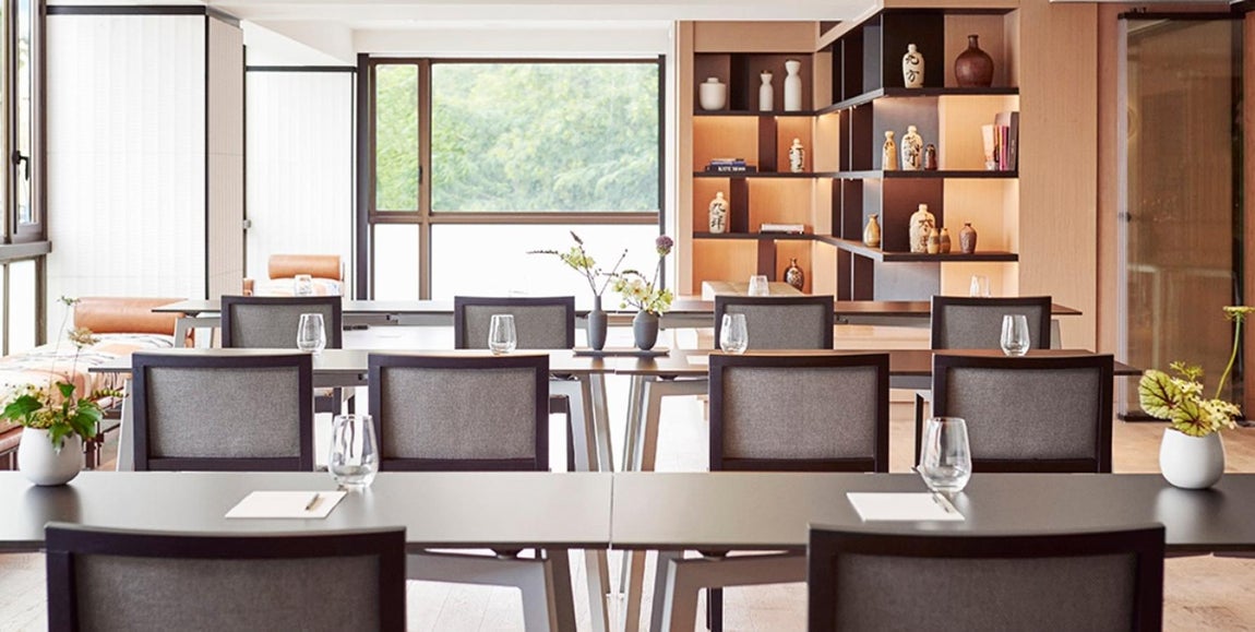 El hotel que Robert de Niro ha venido en Barcelona. No faltan los espacios enfocados a dar conferencias y a realizar reuniones, todos siguiendo la misma estética basada en el minimalismo nipón.