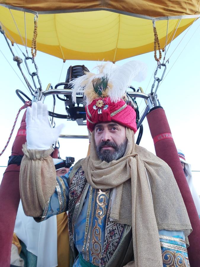 El Heraldo Real y sus beduinos surcan el cielo de Sevilla en globo aerostático